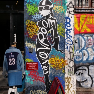 Murs et portes recouverts de graffitis et un dessin de femme casquée. - France  - collection de photos clin d'oeil, catégorie streetart